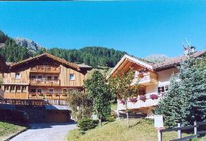 Appartamenti  in chalet  - Mansarda 6  posti letto,  3 camere, 3 bagni.

App. 5 posti letto, 2 camere, 2 bagni.

App. 4 posti letto, 2 camere, 2 bagno.  

Suite 2 posti letto,1 camera,1bagno ,idromassaggio e Sauna infrarossi 
 