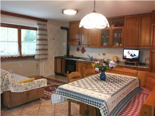 cucina e soggiorno - La cucina è composta da panca ad angolo, forno, frigorifero con celletta freezer e televisione SAT, divano letto.