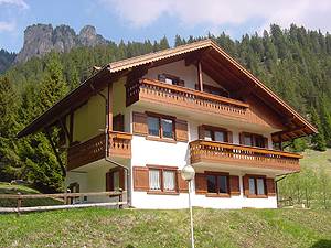  - La nuova casa "MARIO CASSAN" gode di una posizione tranquilla e soleggiata, circondata da un bel prato e giardino privato.
Si trova a MAZZIN, nel centro della bella Val di Fassa, a circa 4 Km. di distanza da Campitello, Canazei e Vigo (Rosengarten).
