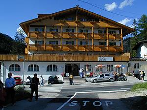 PRESENTAZIONE - Situato nell’abitato di Pozza di Fassa L’Hotel el Pilon è un albergo di recente ristrutturazione. Gli impianti di risalita più vicini sono a circa 300 metri. La fermata dello Ski-bus gratuito che accompagna gli sciatori in tutta la Valle è a 100 metri dall