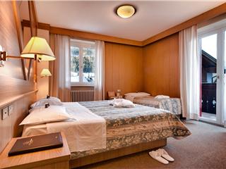 Camere - Wellness "Ega" - Novità 2012

In Trentino, un prezioso fiore di benessere, pronto a sbocciare: l’Hotel La Serenella Piajeres & Saores di Moena non vede l’ora di accogliervi nel suo nuovissimo centro wellness.
E’ il rifugio dei piaceri più preziosi e dei sapori più intensi… Le atmosfere intime della sauna, il sapore di un dolce abbraccio di calore, dell’idromassaggio, il piacere di un frizzante massaggio, e del bagno turco, il sapore di un incontro speciale con il vapore.
Uno spazio dove potete concedervi finalmente del tempo solo per voi stessi: l’area relax, il piacere di una sosta dopo il mondo delle saune, e lo spazio fitness, il sapore della carica di energia che rincuora il corpo.
Abbiamo disegnato ogni ambiente con cura ed attenzione, per permettervi di vivere un sogno: una realtà finalmente raggiungibile, dove ritrovare l’equilibrio, rigenerare il corpo e lo spirito. 

