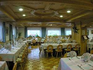  - sala ristorante, in tipico stile tradizionale, con soffitto foderato in legno di abete, sul quale poi sono state fatte delle cornici disegnate e intarsiate da artisti locali. 