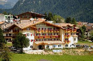  - SITUATO IN MEZZO AL VERDE ai piedi del RosengarteIN ZONA TRANQUILLA E MOLTO SOLEGGIATA DA QUI PRENDE IL NOME "LA STRADA DE SOLAR"