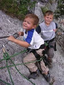 passeggiate con guida alpina - periodo dal 02 al 09 luglio 
pacchetto per famiglie: “corso roccia per bambini e wellness per i grandi” 
corso di arrampicata di tre giorni per piccoli , attrezzatura e uso – nodologia e sistemi di progressione tecnica. 
Con diploma dell’escursionista 
Per i genitori pacchetto regalo “ Lui & Lei “ da usufruire nel nostro Beauty centre “Merisana”: 
1 bagno “vasca furoo” per due 
2 massaggi schiena 
2 solarium doccia 