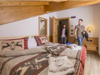 Camera Matrimoniale Comfort con balcone - LE NOSTRE CAMERE FINEMENTE ARREDATE IN STILE MONTANO IN LEGNO D