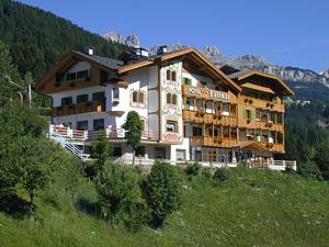 D’estate una vasta offerta  - L’Hotel Latemar si trova nel cuore della Val di Fassa, in posizione soleggiata, tranquilla, panoramica con vista sul lago e fino alle circostanti montagne sovrastanti la Val di Fassa.
Il vicino paese di Moena è raggiungibile comodamente in dieci minuti a piedi mentre la pista della Marcialonga si trova davanti all