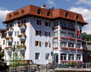 Foto estiva - Completamente ristrutturato l’ hotel è situato sulla piazza principale del paese. La gestione familiare è sinonimo di ospitalità e tranquillità, tipica dei piccoli alberghi. Il servizio, così come la struttura, sono nel segno dell