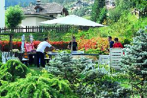 GIARDINO - Per tutti i suoi graditi ospiti l’Hotel mette a disposizione un accogliente giardino attrezzato con giochi per bambini, tavolo da ping-pong e lettini per prendere il sole.
