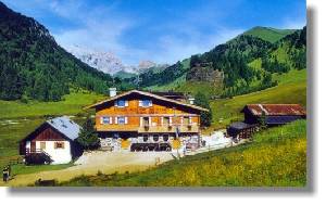  - Il rifugio si trova nella stupenda Val Duron, nella zona del Sasso Piatto ed è al centro di numerose camminate. 
