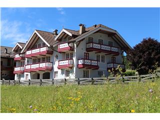 residence azzurra - Il residence si trova in posizione strategica, accanto alla strada residenziale che da Pozza porta a Vigo, offrendo un panorama a tuttotondo delle montagne che circondano questo pezzetto della Val di Fassa centrale.